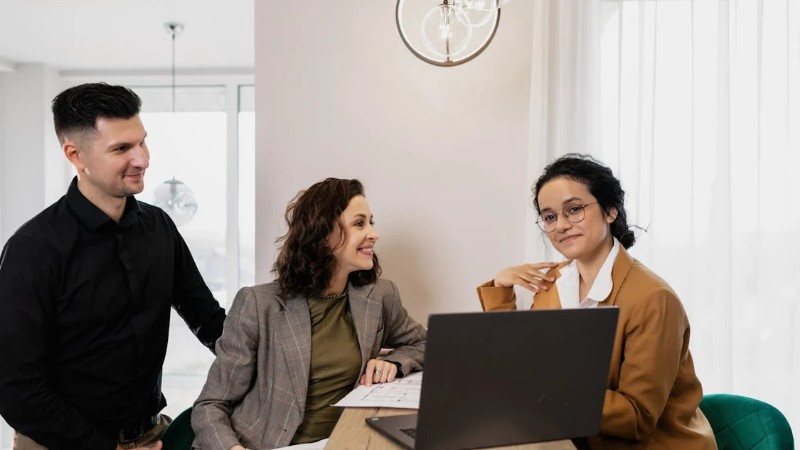 Professional business meeting with real estate consultant and couple in an office setting., tags: finanzierung als - pexel